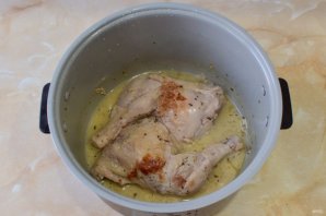 Куриные окорочка в сметанном соусе в мультиварке