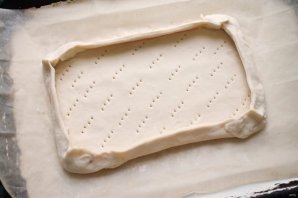 Открытый пирог с луком-пореем и сыром горгонзола