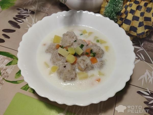 Рецепт: Легкий суп с фрикадельками - суп с рыбными фрикадельками, сливки по желанию