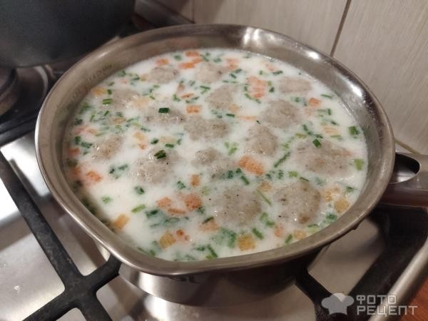 Рецепт: Легкий суп с фрикадельками - суп с рыбными фрикадельками, сливки по желанию