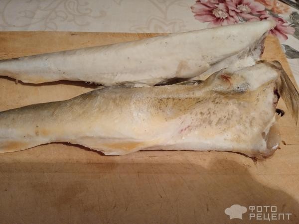 Рецепт: Навага тушенная с овощами и сметаной - Вкусный рыбный ужин по бюджетной цене