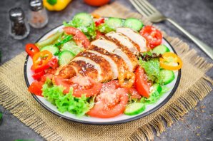 Салат с жареной куриной грудкой и овощами