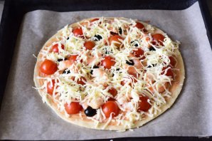 Домашняя пицца с креветками и сыром