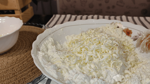 Рецепт: Яблочный пирог с меренгой - и лепестками арахиса