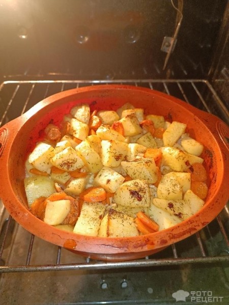Рецепт: Картофель запеченый - Картошка с морковкой и чесноком в духовке