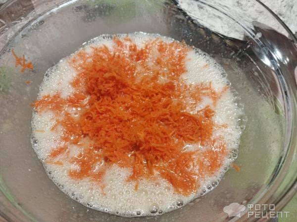 Рецепт: Кекс с морковью - мёдом и сметаной