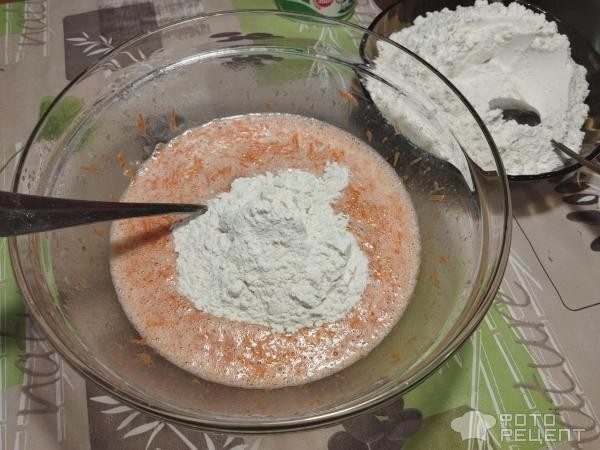 Рецепт: Кекс с морковью - мёдом и сметаной