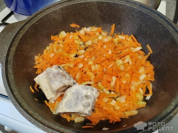 Рецепт: Минтай, запеченный в духовке - на овощной подушке