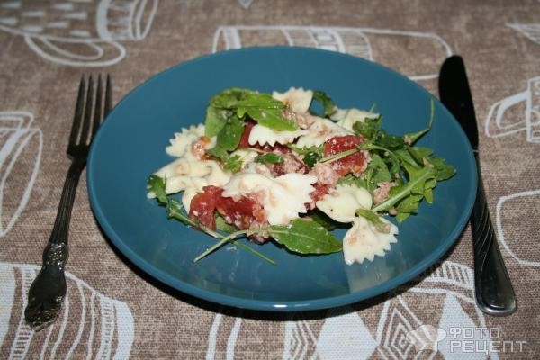 Рецепт: Овощной салат с тунцом - с пастой "фарфалле"