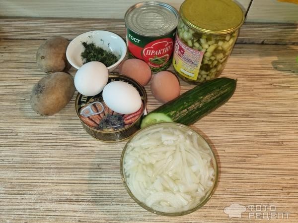 Рецепт: Салат со шпротами - С зеленым горошком и маринованными огурцами