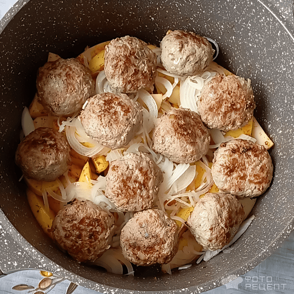 Рецепт: Тефтели с картофелем и луком - очень вкусно и сытно