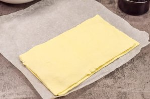 Слоеные палочки с сыром и беконом