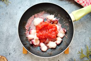 Паста с осьминогом в томатном соусе