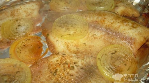 Рецепт: Филе тилапии запеченное - С луком и специями
