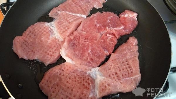Рецепт: Отбивные из свинины с шампиньонами и сыром - по-домашнему