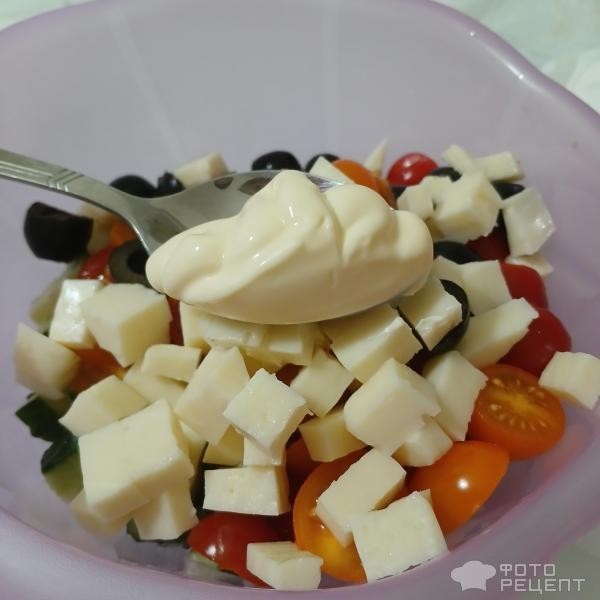 Рецепт: Порционный салат "Весенняя миниатюра" - Яркий весенний салатик с помидорами черри и маслинами в порционных салатниках.