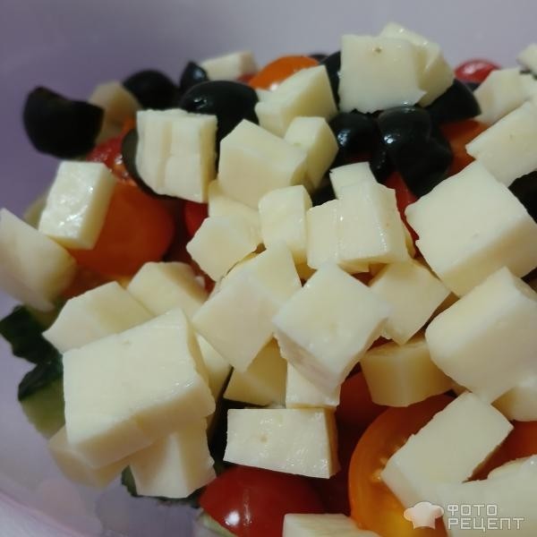 Рецепт: Порционный салат "Весенняя миниатюра" - Яркий весенний салатик с помидорами черри и маслинами в порционных салатниках.