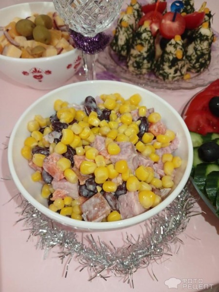 Рецепт: Салат "Фасоль с копченой колбасой" - Этот праздничный салат в Новый год съедают быстрее, чем знаменитый оливье!