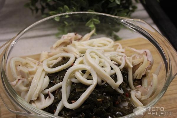 Рецепт: Салат из морской капусты с кальмарами - Морская радость
