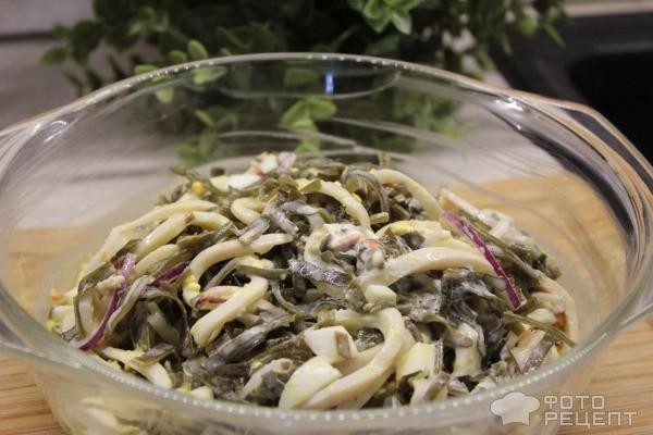 Рецепт: Салат из морской капусты с кальмарами - Морская радость