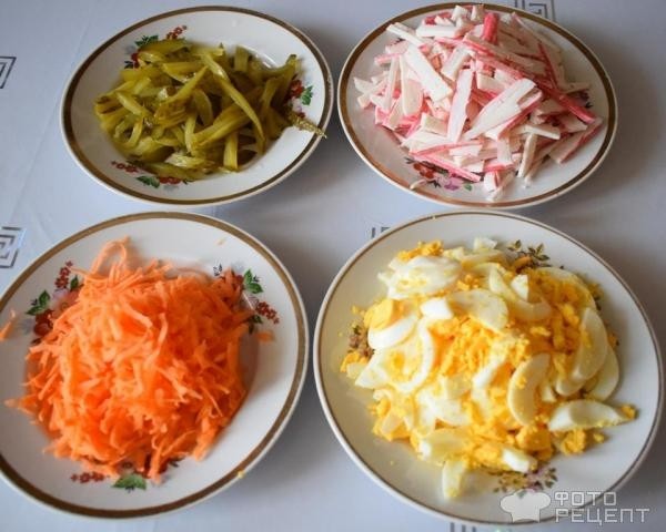 Рецепт: Салат - с крабовыми палочками и яйцами