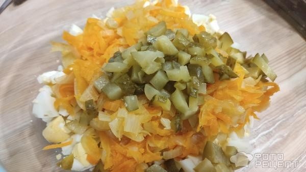 Рецепт: Салат с курицей и консервированным горошком - с пассированным луком и морковью