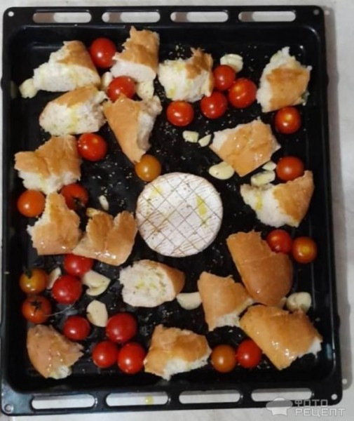 Рецепт: Запеченный сыр с хлебом, томатами черри и чесноком - С сыром бри