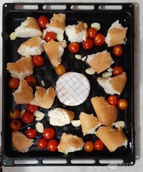 Рецепт: Запеченный сыр с хлебом, томатами черри и чесноком - С сыром бри