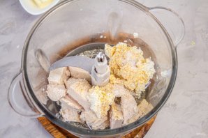 Рулетики из теста фило с курицей и сливочным сыром