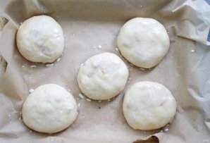 Пирожки с клубникой из дрожжевого теста в духовке