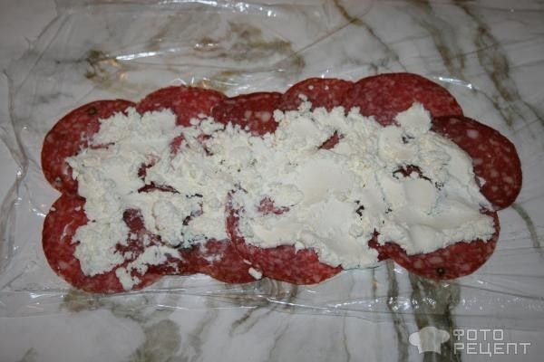 Рецепт: Колбасный рулет - со сливочным сыром и корнишонами