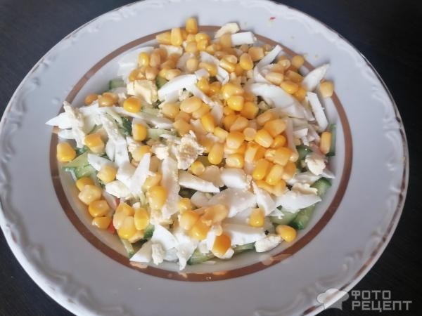 Рецепт: Крабовый салат по-новому - с кукурузой и огурцом