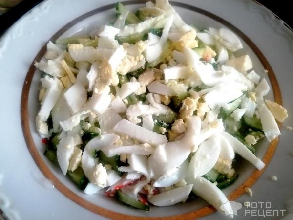 Рецепт: Крабовый салат по-новому - с кукурузой и огурцом