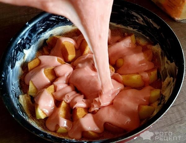 Рецепт: Пирог из киселя - Шарлотка из сухого киселя с карамельными яблоками