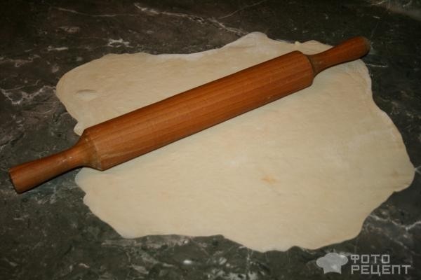 Рецепт: Рулет из слоеного теста с начинкой - в виде багета, с ветчиной и сыром