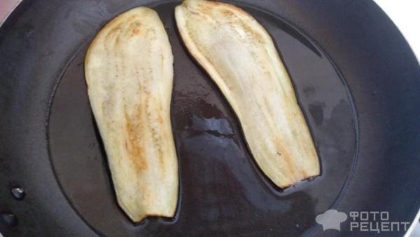 Рецепт: Рулетики из баклажан с творожным сыром и орехами - с чесноком