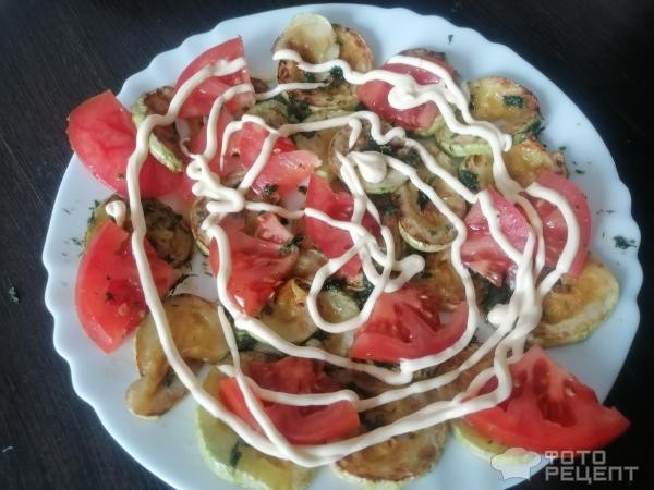 Рецепт: Теплый салат из кабачков со свежими томатами и сыром - весеннее удовольствие