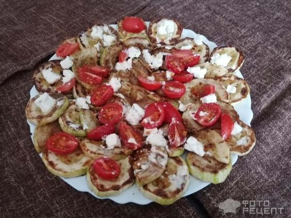 Рецепт: Теплый салат из кабачков со свежими томатами и сыром - весеннее удовольствие