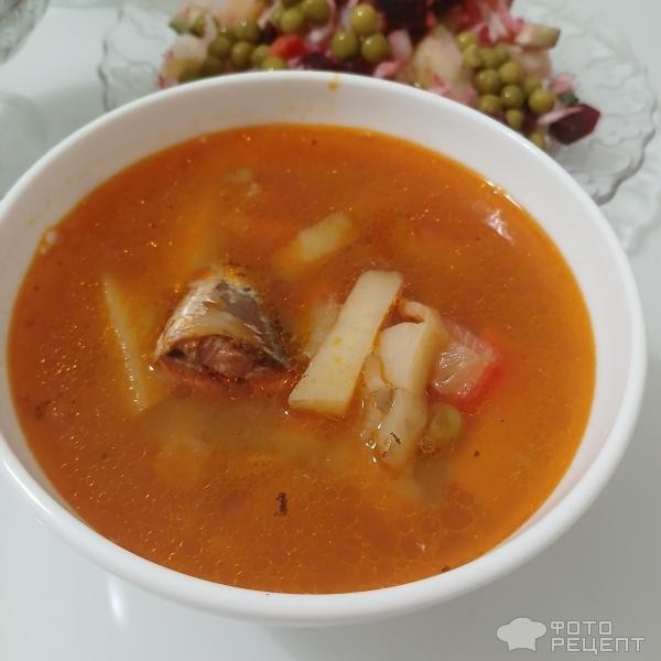 Рецепт: Томатный рыбный суп - С сайрой в томатном соусе и зеленым горошком, рыбное меню для поста.