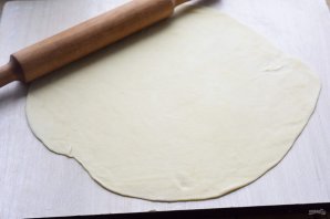 Слоеные лепешки с луком на сковороде
